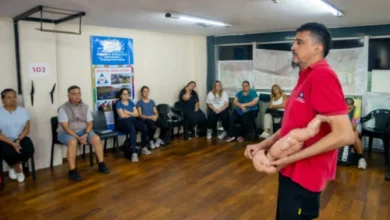 Persona realizando RCP en una situación de emergencia