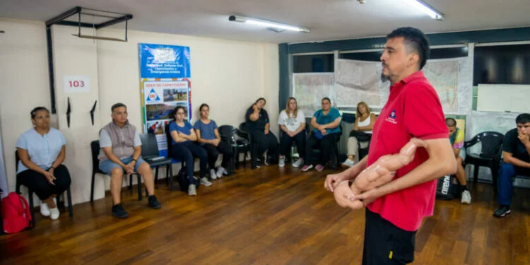 Persona realizando RCP en una situación de emergencia