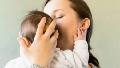 Mujer con bebé, beneficiaria del Cuarto Mes de Licencia por Maternidad