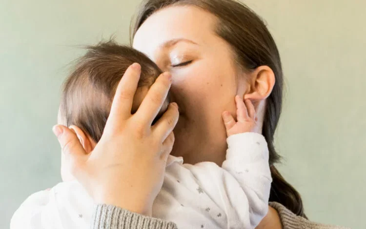 Mujer con bebé, beneficiaria del Cuarto Mes de Licencia por Maternidad