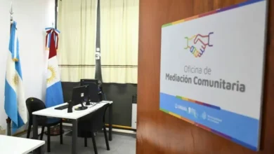 Imágenes de personas en diálogo y acuerdo, simbolizando la mediación comunitaria