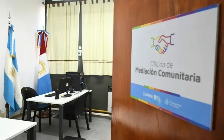 Imágenes de personas en diálogo y acuerdo, simbolizando la mediación comunitaria