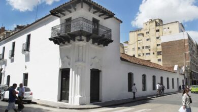Niños y adultos disfrutando de una sesión de MerienCuentos en el Museo Sobre Monte