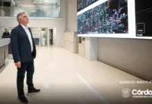 El gobernador Llaryora recorre el Centro de Control de Alumbrado Público Inteligente en Córdoba