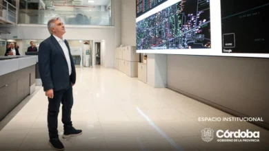 El gobernador Llaryora recorre el Centro de Control de Alumbrado Público Inteligente en Córdoba