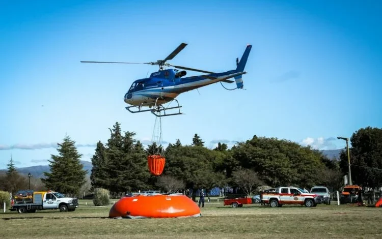 Helicóptero en acción contra incendios forestales