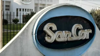 Un trabajador de SanCor protesta frente a la planta industrial