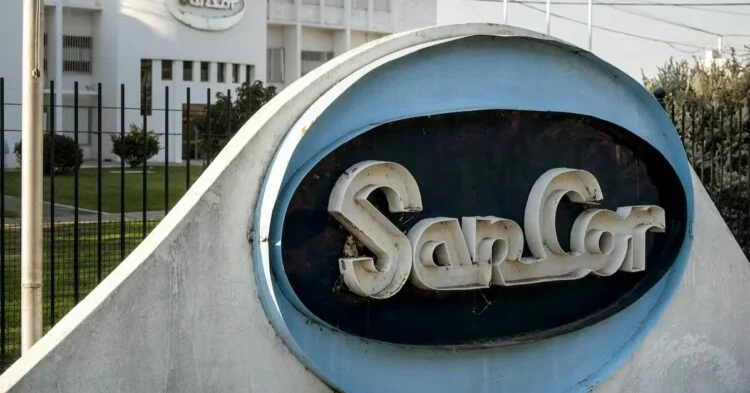 Un trabajador de SanCor protesta frente a la planta industrial