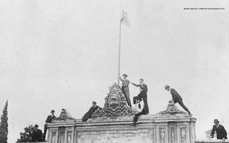 Imagen de la manifestación estudiantil de 1918 en la Casa de Trejo