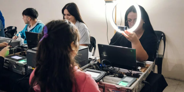 Personal del Registro Civil atendiendo a los ciudadanos en el Operativo DNI