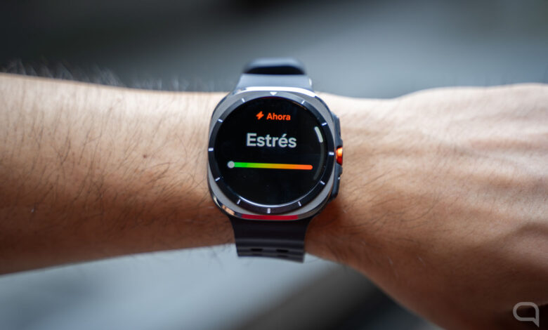 Smartwatch detectando pulso en una fruta
