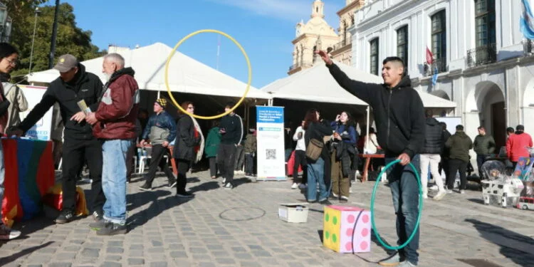 Imagen de la Expo CbaPreviene con stands y actividades en la Plaza San Martín