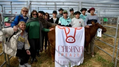 Estudiantes y docentes del IPEA Número 209 posan con sus ejemplares ganaderos premios en Agroactiva 2026