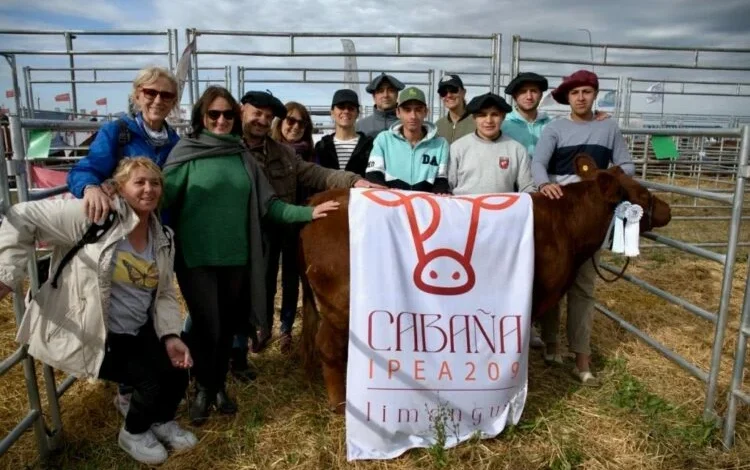 Estudiantes y docentes del IPEA Número 209 posan con sus ejemplares ganaderos premios en Agroactiva 2026