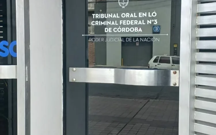 Imagen de una persona con discapacidad recibiendo atención médica