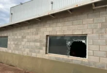 Trabajadores de La Lácteo realizando tareas de vigilancia para prevenir actos de vandalismo