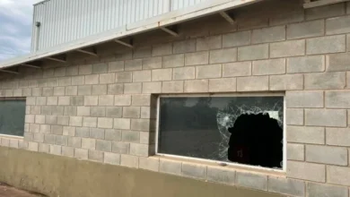 Trabajadores de La Lácteo realizando tareas de vigilancia para prevenir actos de vandalismo