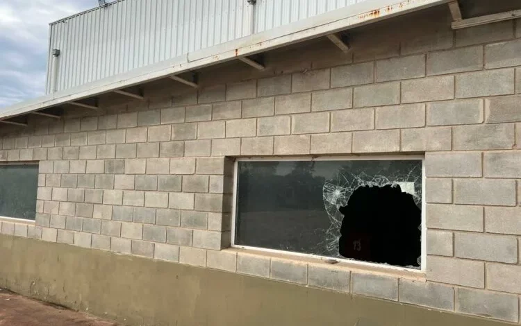 Trabajadores de La Lácteo realizando tareas de vigilancia para prevenir actos de vandalismo