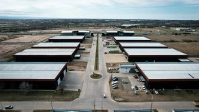 Imagen de una zona industrial en Córdoba con camiones y edificios