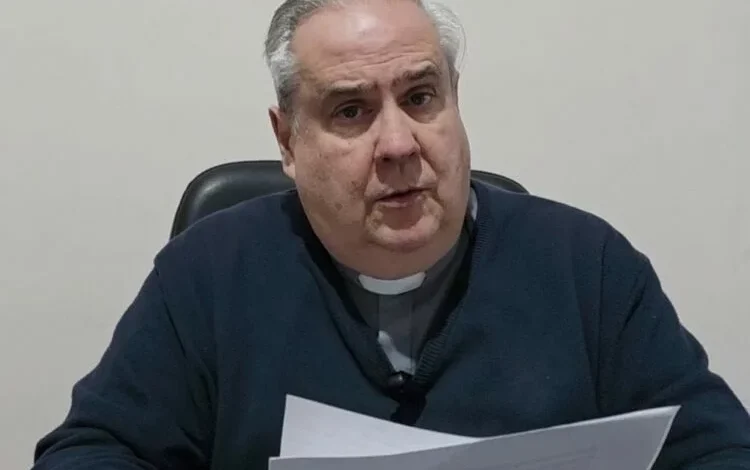 Cardenal Ángel Rossi hablando en un evento sobre adicciones
