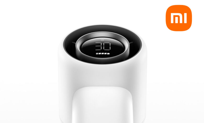 Miniventilador de Xiaomi con diseño compacto y pantalla en la parte superior