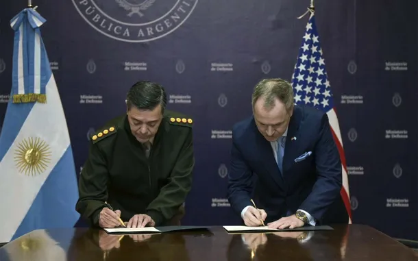 Ministro de Defensa Carlos Presti y embajador Peter Lamelas firman acuerdos de alianza militar
