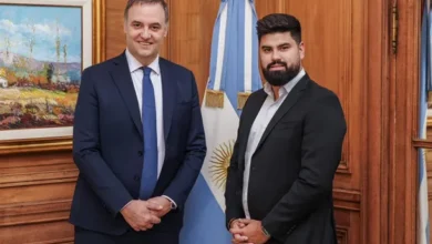 Manuel Adorni y Fabián Fernández en una reunión oficial