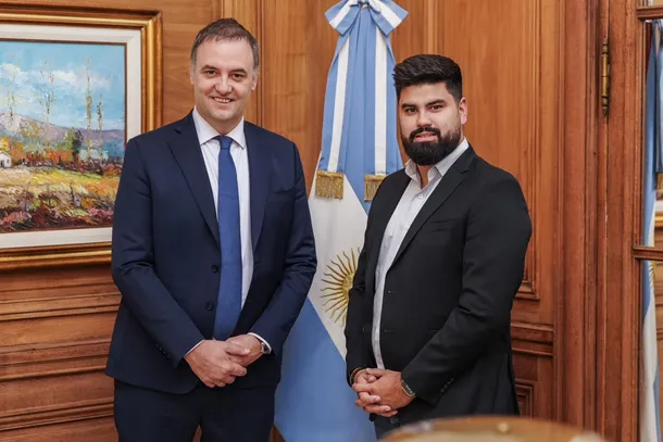 Manuel Adorni y Fabián Fernández en una reunión oficial