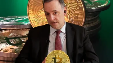 Manuel Adorni hablando sobre el Bitcoin en una conferencia