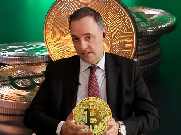 Manuel Adorni hablando sobre el Bitcoin en una conferencia