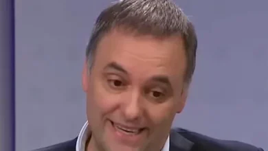 Manuel Adorni durante una entrevista