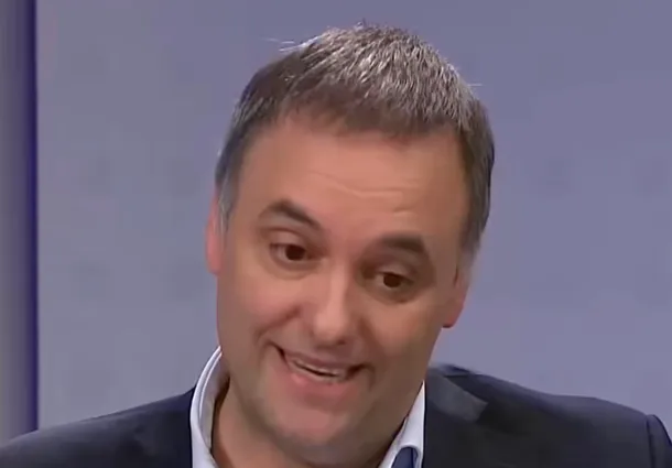Manuel Adorni durante una entrevista