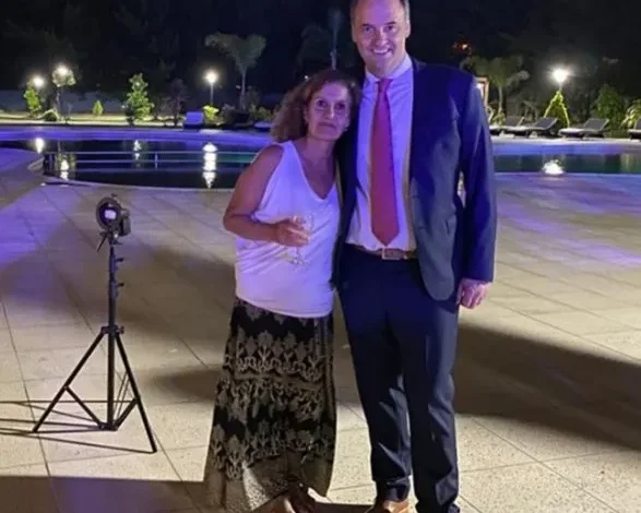 Manuel Adorni y su madre Silvia Pais