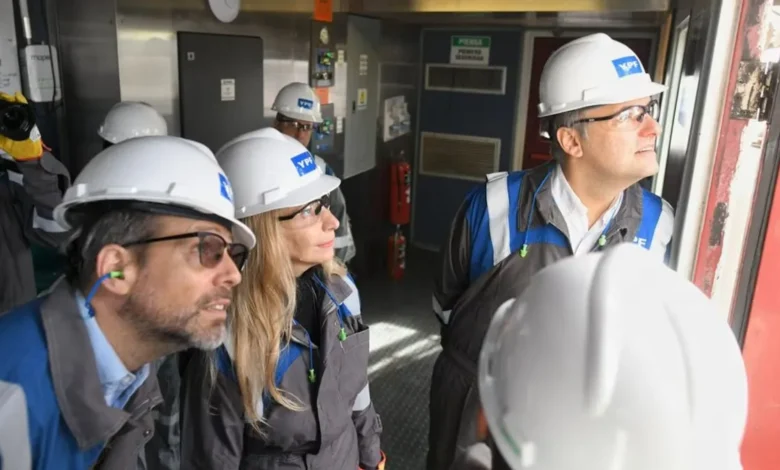 Manuel Adorni en una reunión de YPF