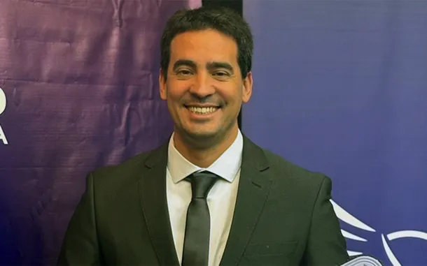 Adrián Ravier en una conferencia de prensa