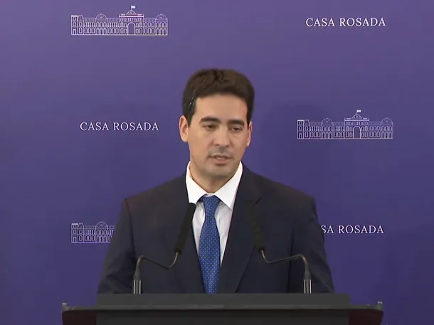Andrés Ravier en su debut como vocero presidencial