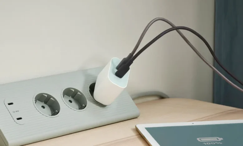 Imagen de un cargador de iPhone con dos puertos USB-C