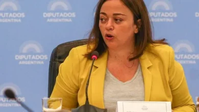 Fotografía de Cecilia Moreau hablando sobre Indio Solari
