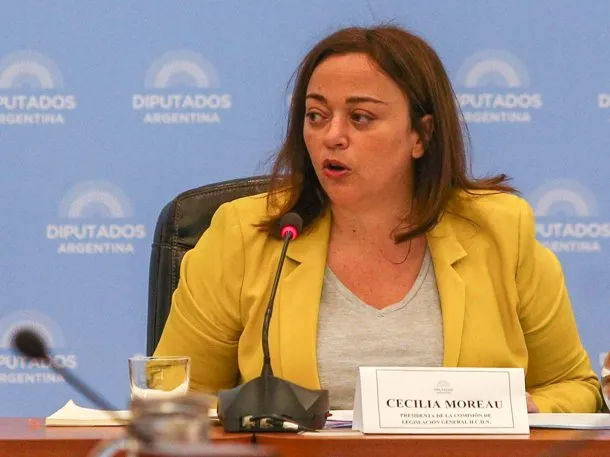 Fotografía de Cecilia Moreau hablando sobre Indio Solari