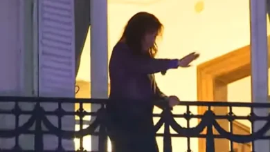 Cristina Kirchner en el balcón de su departamento, saludando a los manifestantes
