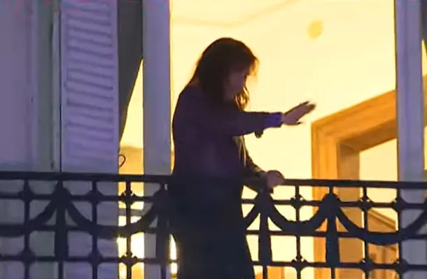 Cristina Kirchner en el balcón de su departamento, saludando a los manifestantes