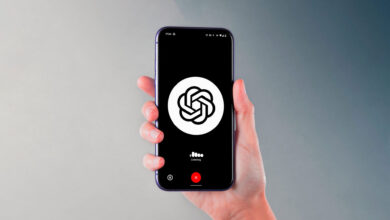 Imagen de una persona hablando con una máquina, representando la interacción humana con la inteligencia artificial