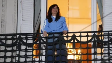 Cristina Kirchner saludando a la militancia desde su balcón