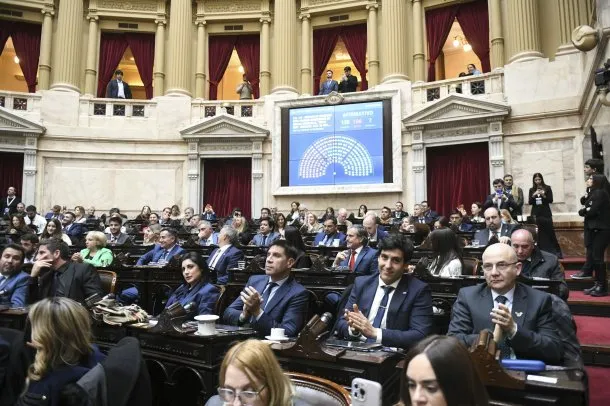 Diputados votan en la Cámara de Diputados