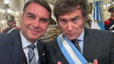 Javier Milei y Flávio Bolsonaro en una reunión política