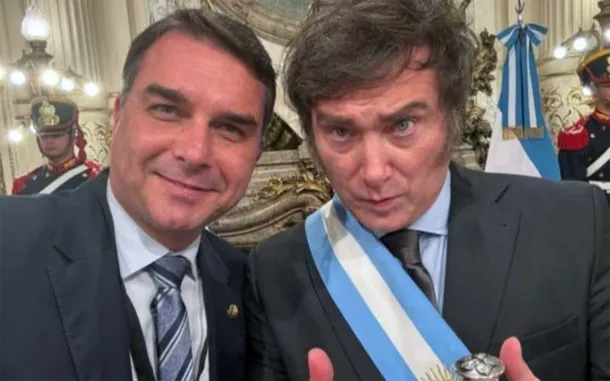 Javier Milei y Flávio Bolsonaro en una reunión política