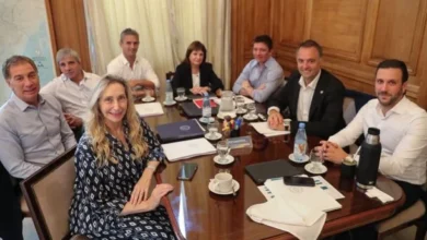Manuel Adorni y Diego Santilli en una reunión en la Casa Rosada