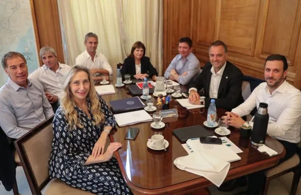 Manuel Adorni y Diego Santilli en una reunión en la Casa Rosada