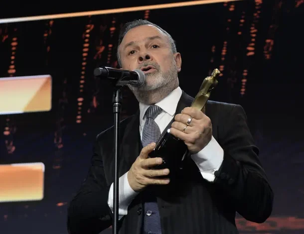 Gato Sylvestre recibe el premio Martín Fierro de Portales Web