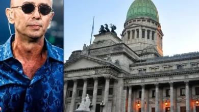 Imagen de Indio Solari en concierto, rodeado de fans y con su característica energía en el escenario